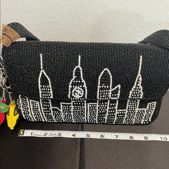 From India To You | Beaded NY Skyline Shoulder Bag w/ 2 Bag Charms 🍎🚕 - Picture 9 of 15